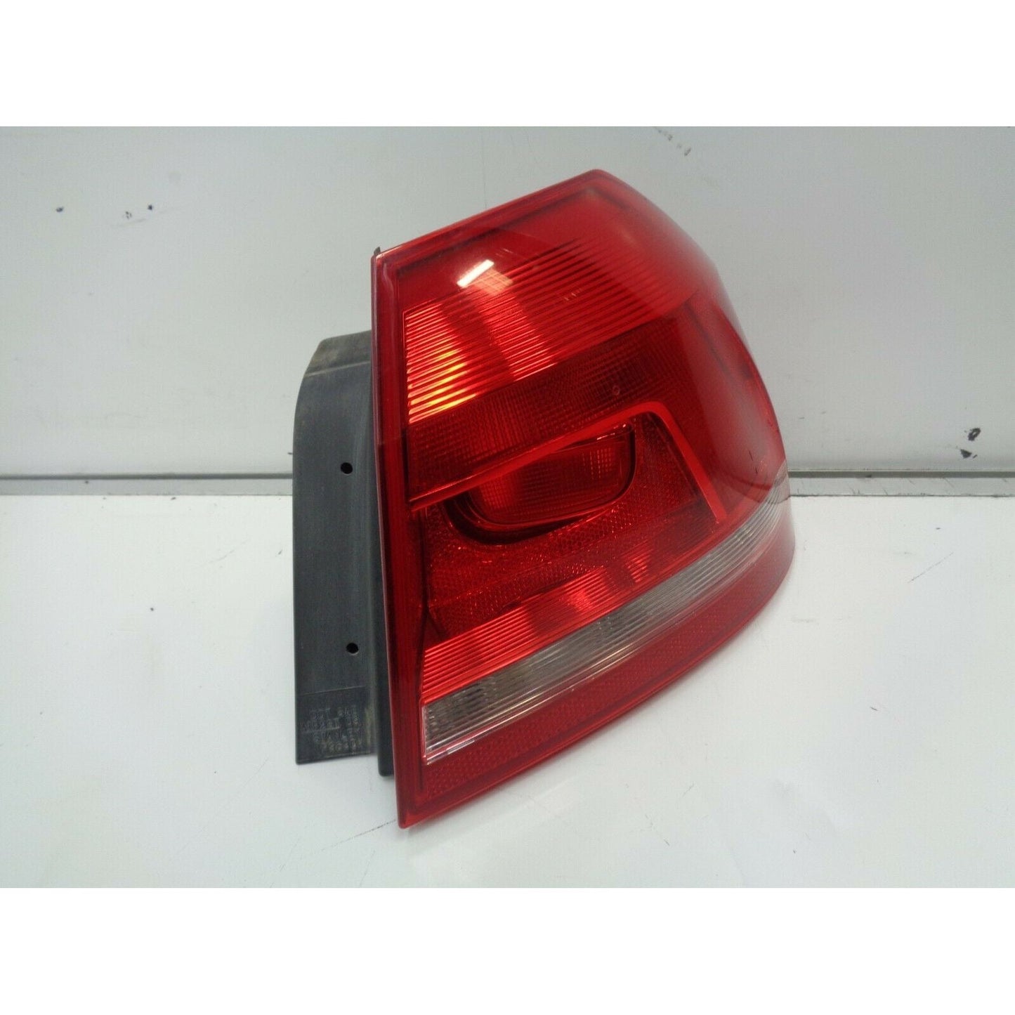 2012-2015 Volkswagen Passat Right Passenger RH SIDE Tail light 2012 VW Passat trunk lid RH taillight passenger side USED 12 OEM