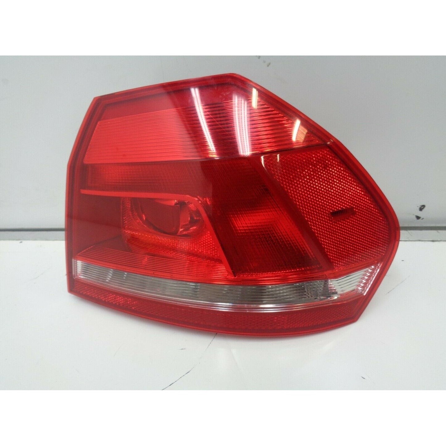 2012-2015 Volkswagen Passat Right Passenger RH SIDE Tail light 2012 VW Passat trunk lid RH taillight passenger side USED 12 OEM